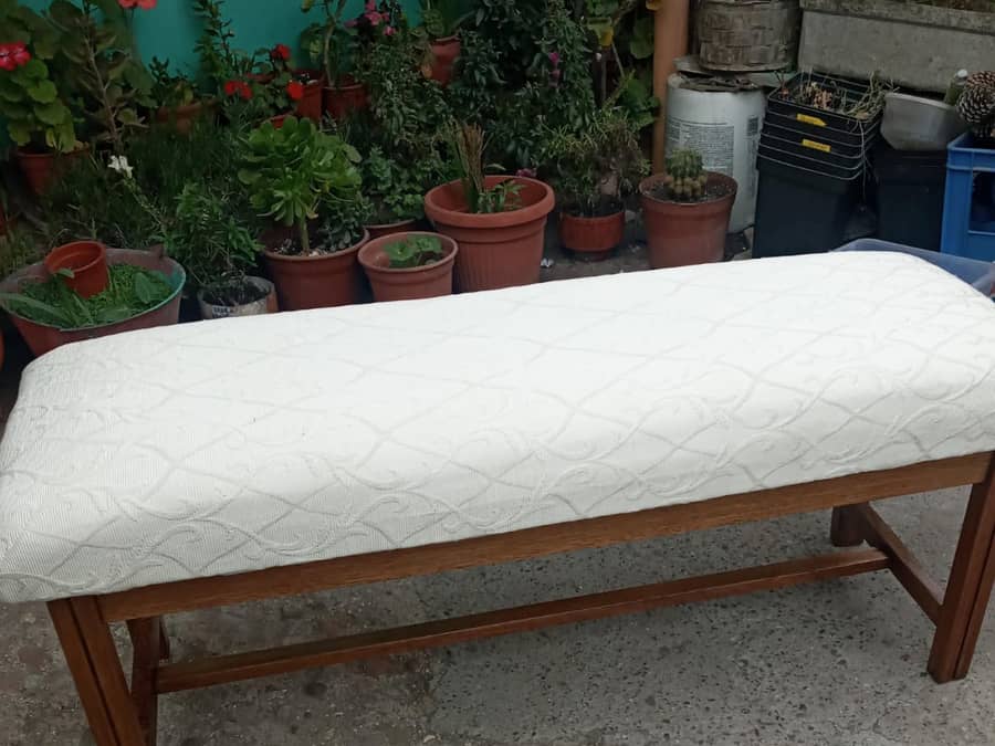 Banqueta tapizada a medida en género texturado blanco