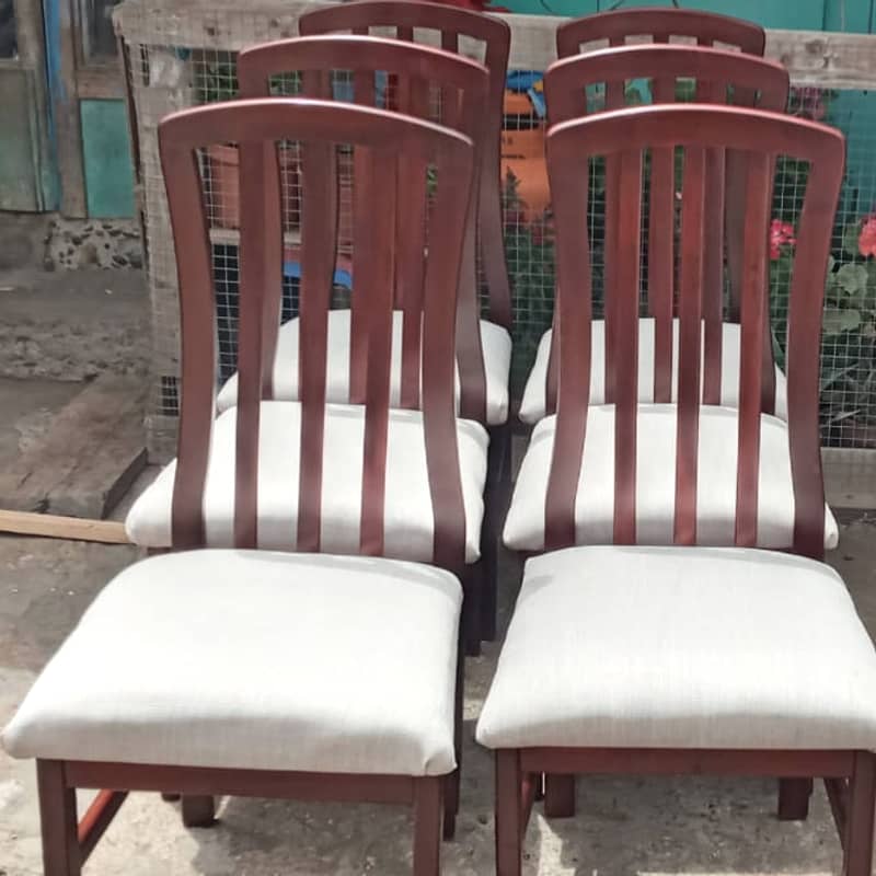 Juego de comedor de seis sillas de madera retapizadas en lino claro