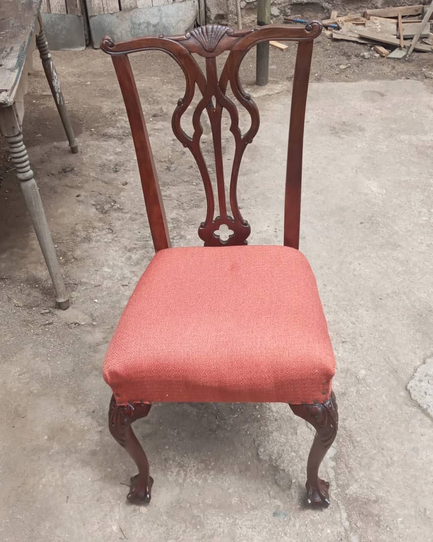 Silla inglesa antigua restaurada por Tapicería Freire: estructura reforzada, barniz y asiento nuevo, San Antonio